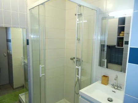 200m from Hossegor beaches, studio overlooking garden