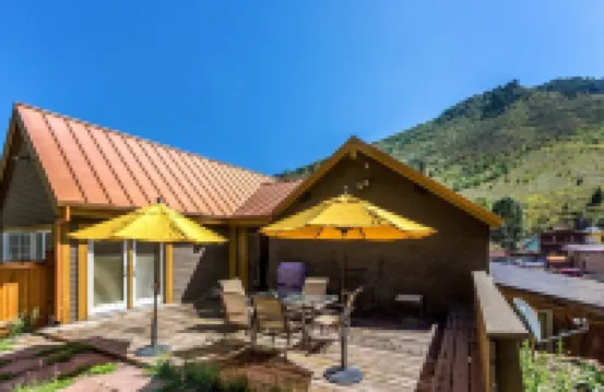 Beautiful & One-of-a-Kind Downtown Minturn Apartment. Minutes to Vail.