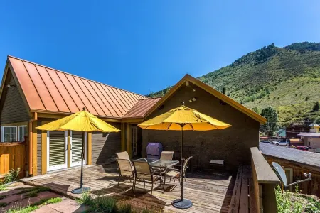 Beautiful & One-of-a-Kind Downtown Minturn Apartment. Minutes to Vail. Отели в г. Минчерн