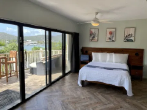 Renovated Amazing Waterfront Escape: Balcony, Paradise At A Great Price!
