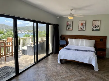 Renovated Amazing Waterfront Escape: Balcony, Paradise At A Great Price!