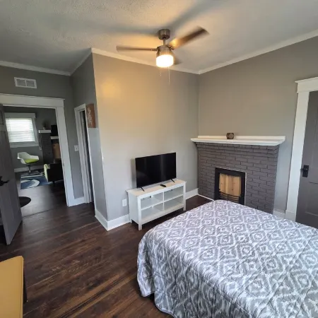 Charming 4-bedroom 3bath house in terrific Florence with WiFi, AC