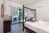 PRIVATE BEACHFRONT PARADISE with COOK & POOL = Luxury on the Sea!