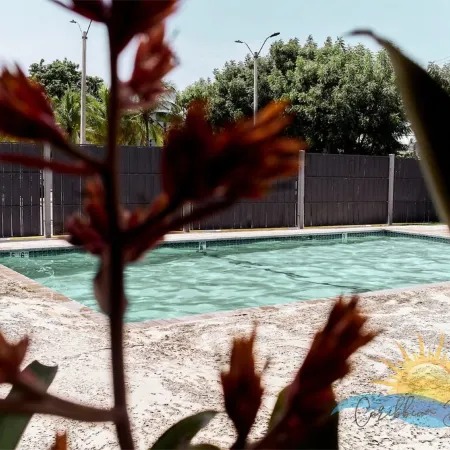 3BDR Condo, WIFI, Balcony, Parking, Pool, AC, 2 min from the Beach