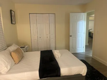 Cozy, retreat w/ outdoor bar. 10 mins from the beach. 12 mins from downtown Отели рядом с достопримечательностью «Маунтс Ботаникал Гарден»