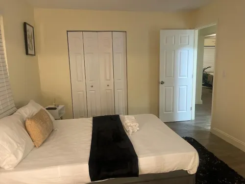 Cozy, retreat w/ outdoor bar. 10 mins from the beach. 12 mins from downtown Hotels in Royal Palm Estates