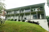 1st Floor Highlands Hideaway (Spectacular Views)