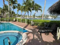 Stunning beachfront condo next to restaurant & a short drive to famous RumPoint - pantai