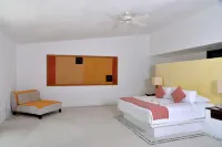 Beautiful beachfront property in Zihuatanejo Bay