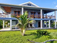 Coral Ridge House Main Floor - 1 Bedroom / 1 Bathroom - Spectacular Oceanfront