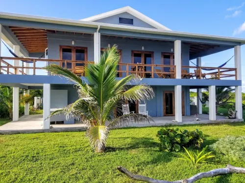 Coral Ridge House Main Floor - 1 Bedroom / 1 Bathroom - Spectacular Oceanfront Hotels in Utila