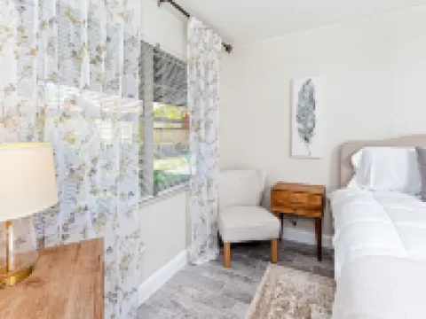 Walk to dwnt/7min to beach/king bed/Free parking Hotels in New Port Richey
