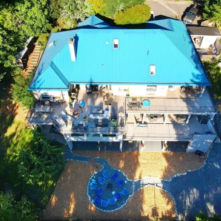 Hidden Pond Large Two Bedroom, Pet Friendly, with Hot Tub and Private Beach