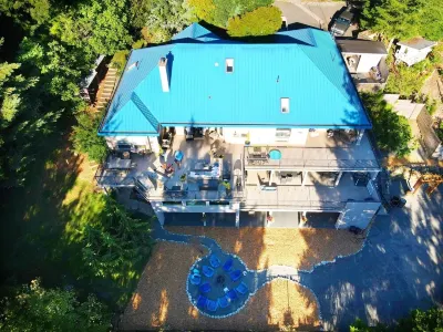 Hidden Pond Large Two Bedroom, Pet Friendly, with Hot Tub and Private Beach Hotels near Nelson Street Viewpoint