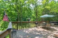 Smoky Mountain Retreat, 5 Min to Downtown Bryson City ~ Hot Tub ~ Hiking.