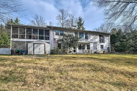 Bethesda Apartment + Yard ~ 9 Mi to D.C