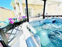 Beachy themed Home with Hot Tub & Fire Table Hotels near Cactus Garden Dr