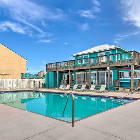 Walk to Beach + Restaurants: PCB Resort Condo! Отели рядом с достопримечательностью «Пляж Панама-Сити-Бич»