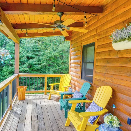 Spacious Wilmington Cabin: Walk to Lake