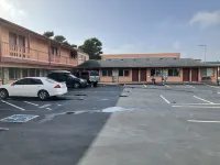Front Street Inn - parking