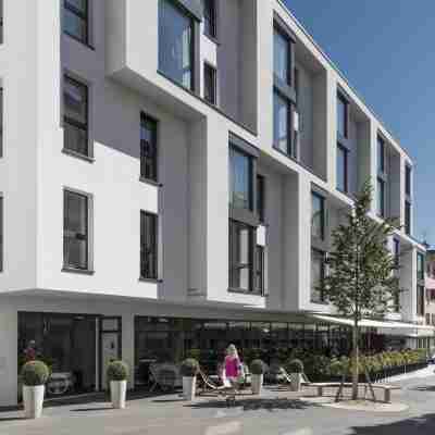 Base Nyon Hotel Exterior