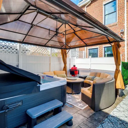 1 Mi to Dtwn: Hot Tub Haven in Richmond!