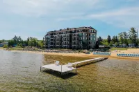 Tamarack Lodge فنادق في East Bay Township