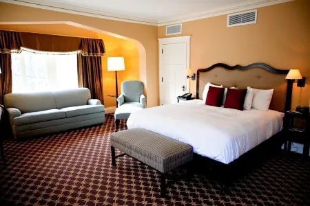 Mansions on Fifth Отели рядом с достопримечательностью «Храм познания»