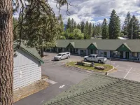 Green Gables Motel & Suites - parking