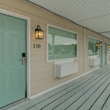 Deltaville Dockside Inn