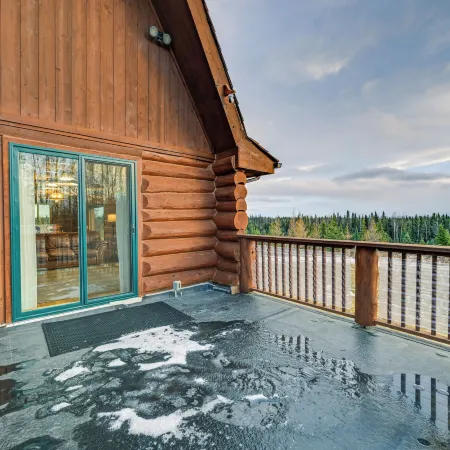 < 1 Mi to Kenai River: Spacious Cabin w/ Deck!
