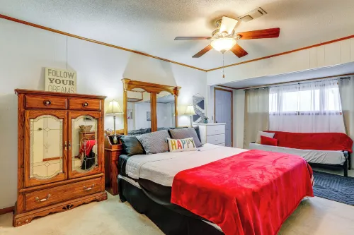 'the Treehouse' in Cherokee Village: Deck & Views - Homestays