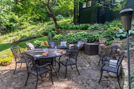 Pinecrest Bed & Breakfast Отели рядом с достопримечательностью «Chatlos Memorial Chapel»