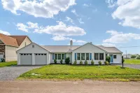 Waterfront Bliss: Ultimate Tilghman Retreat 4 Bedroom Home by Redawning Hotels in Tilghman Island