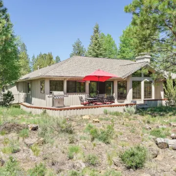 10 Tan Oak Home Features Private Hot Tub and BBQ on the Deck by RedAwning