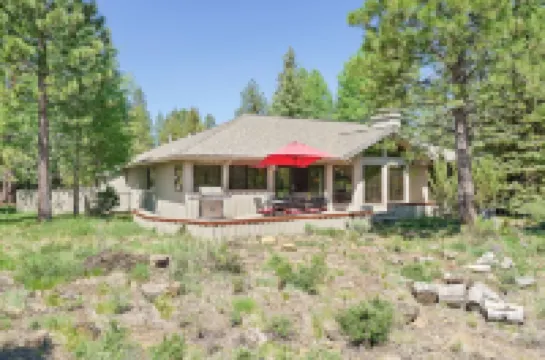 10 Tan Oak Home Features Private Hot Tub and BBQ on the Deck by RedAwning