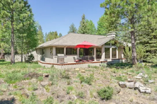 10 Tan Oak Home Features Private Hot Tub and BBQ on the Deck by RedAwning
