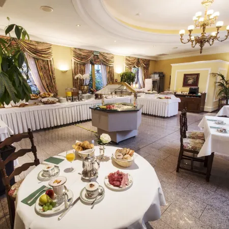 International au Lac Historic Lakeside Hotel