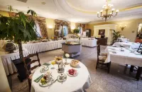 International au Lac Historic Lakeside Hotel