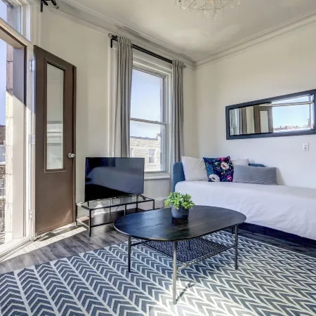 Chez Mont Royal Apartments Отели рядом с достопримечательностью «Майл Енд»