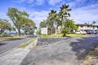 Sunny Central Condo Lanai and Community Pool Access