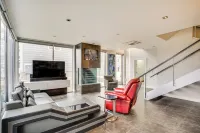 Road America Retreat: Modern Villa w/ Garage! - 4 estrellas