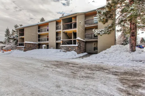 Bend Condo w/ Deck, Resort-Style Amenities & Views - Homestays