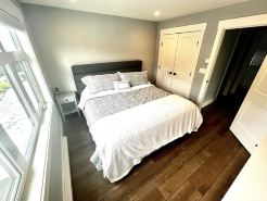 Guest suite in Fairwinds! 2 minutes from golf course w/ putting green in yard!