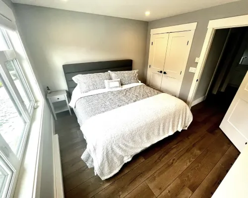 Guest suite in Fairwinds! 2 minutes from golf course w/ putting green in yard! Hotels in Nanaimo E