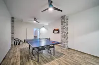 Mtn-View Gem w/ Fire Pit & Deck in Payson - Homestays