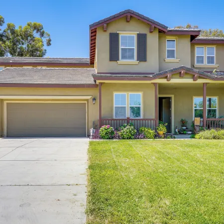 Rio Bravo Country Club Home in Bakersfield w/ Pool