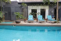 Red Thread Calangute - Rooftop Pools