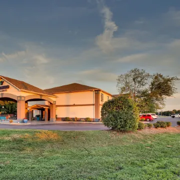 Greenfield Inn & Suites Owensboro, KY Airport