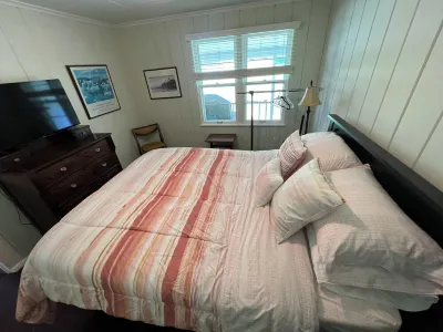 Gigi's Wonderful Waterfront Home Hotels near Door County Yoga